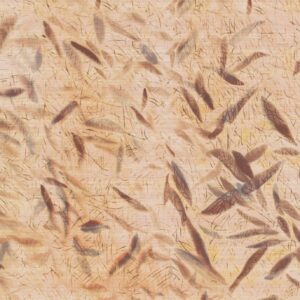 Beige wandbekleding met een subtiel patroon van abstracte dansende bladeren in bruine en grijze tinten.
