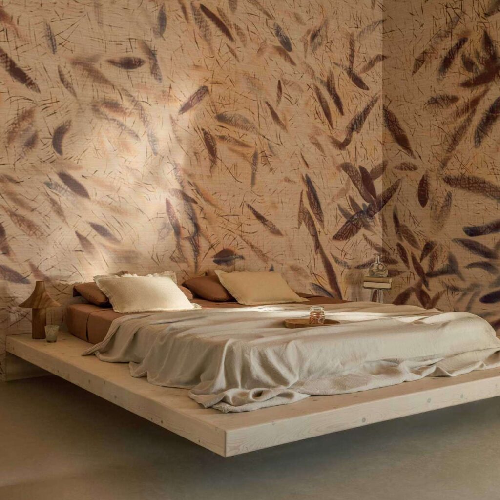 Sfeervolle slaapkamer met Elitis Ceres Ballet VP 1014-01 behang en een minimalistisch houten bed.