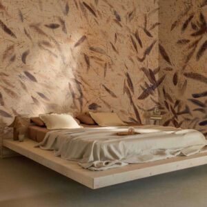 Sfeervolle slaapkamer met Elitis Ceres Ballet VP 1014-01 behang en een minimalistisch houten bed.