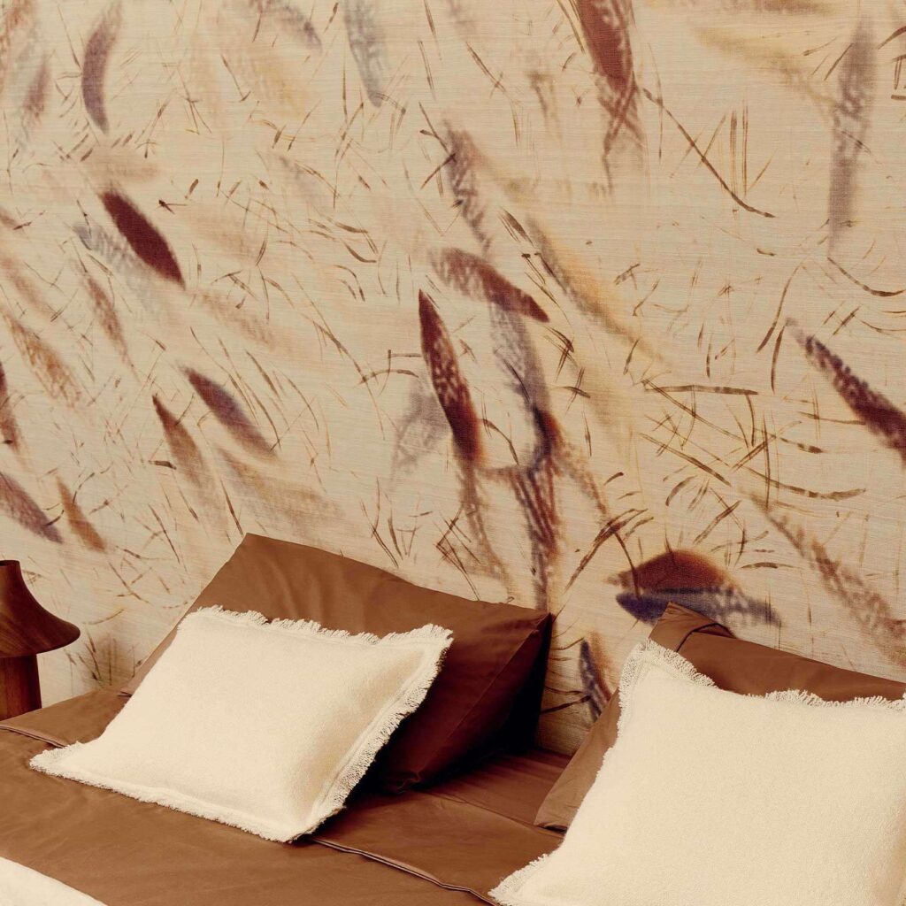 Sfeervolle slaapkamer met Elitis Ceres Ballet VP 1014-01 behang met een natuurmotief en aardetinten beddengoed.