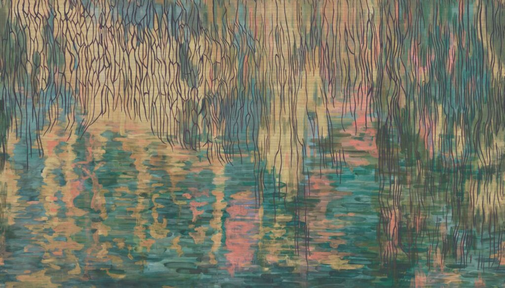 Abstracte wandbekleding Elitis Ceres Brocéliande VP 1011 01 met organische lijnen en reflecties in groen-, blauw- en goudtinten.