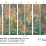 Abstract patroon van het Elitis Ceres Brocéliande VP 1011 01 behang met kleurrijke verticale lijnen boven een reflecterend wateroppervlak.