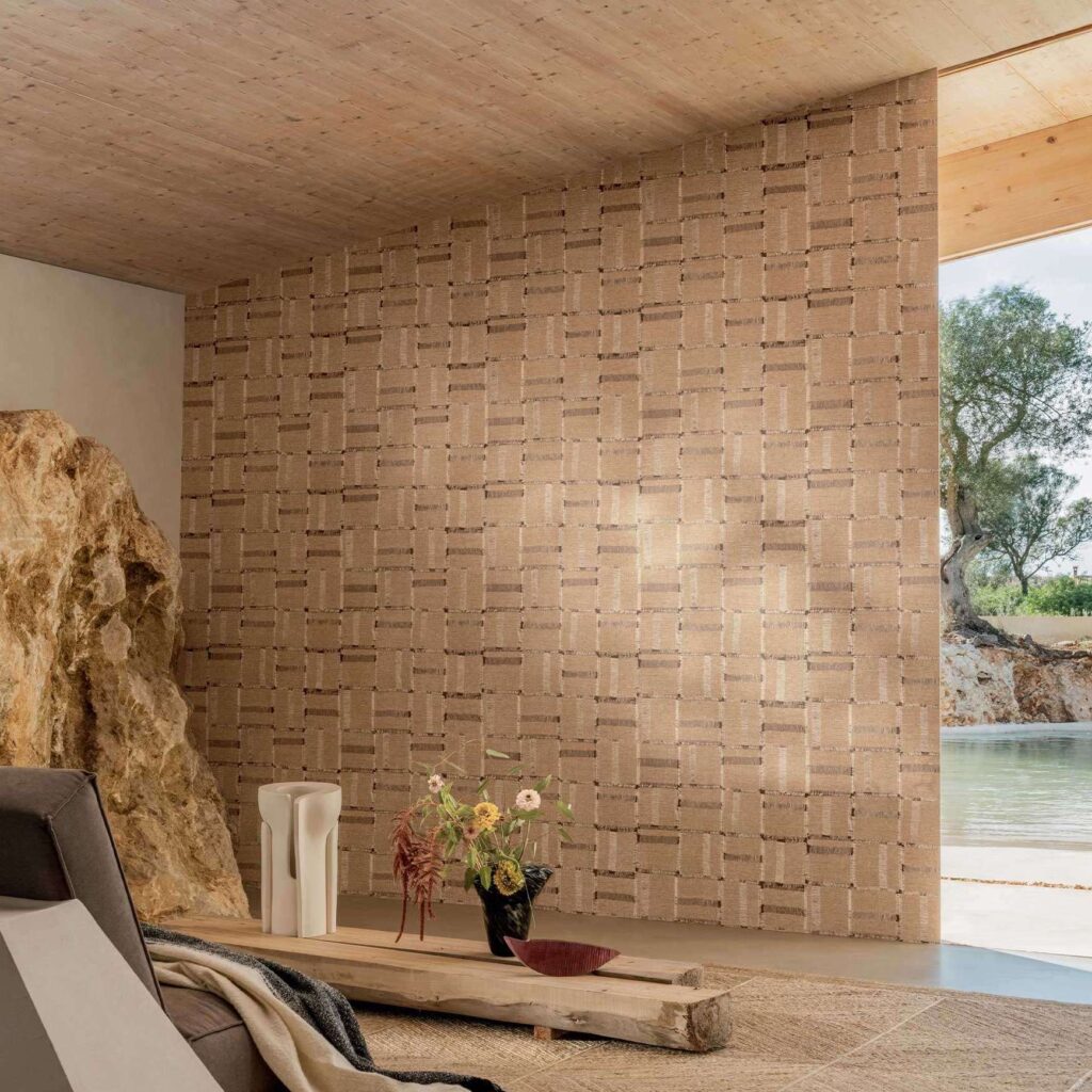 Natuurinspirerend interieur met Elitis Ceres Cybele VP 1009-02 behang, een houten plafond en uitzicht op een rotsachtige tuin met waterpartij.