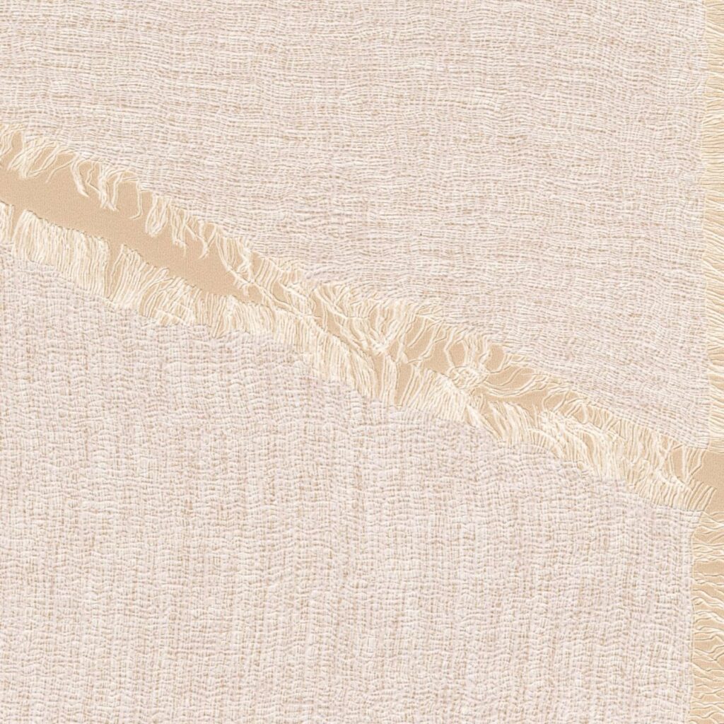 Lichtbeige Elitis Ceres Hera VP 1010 03 behang met een textuur van geweven stof en diagonale franjerand.