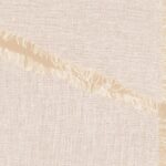 Lichtbeige Elitis Ceres Hera VP 1010 03 behang met een textuur van geweven stof en diagonale franjerand.
