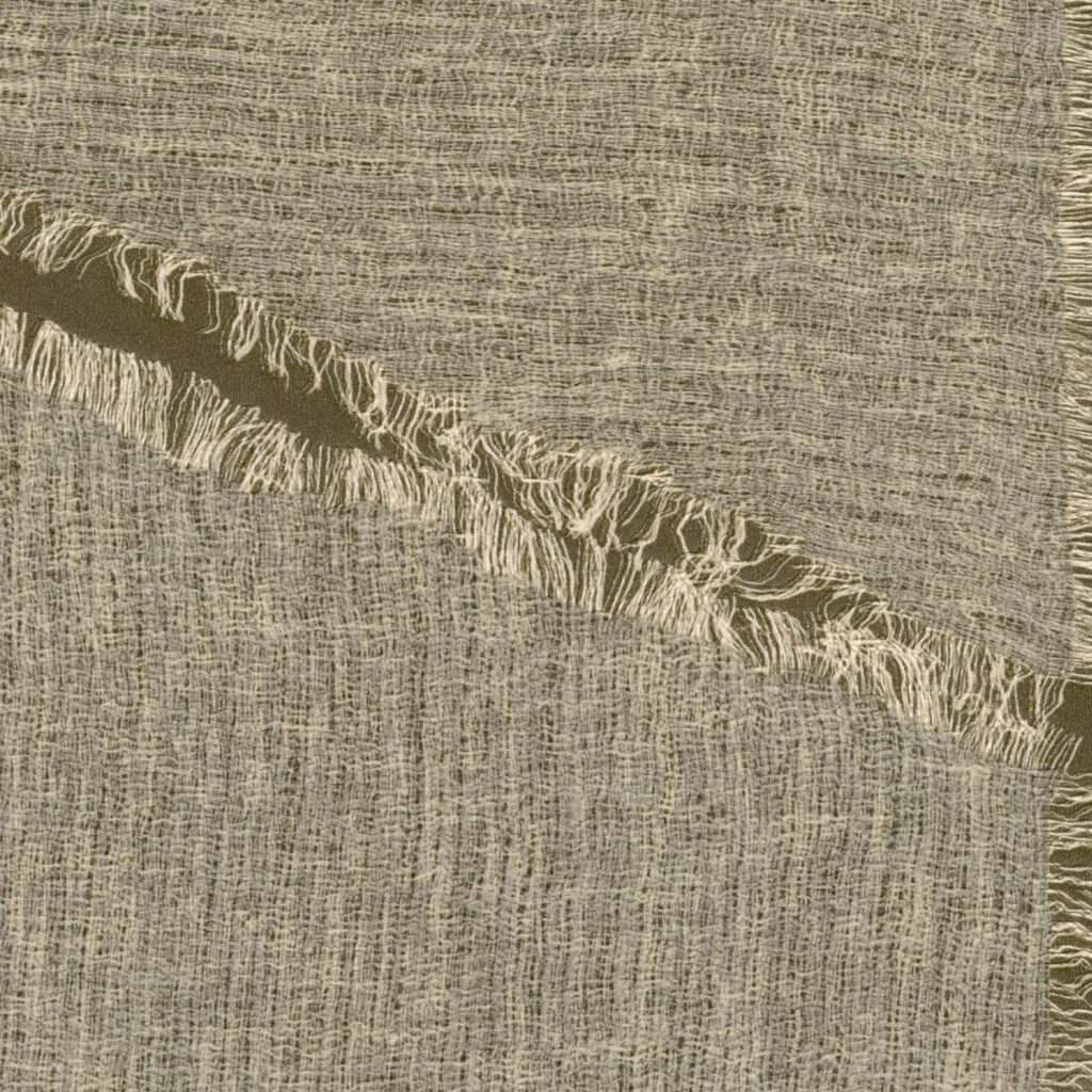 Beige en olijfgroene Elitis Ceres Hera VP 1010-75 wandbekleding met linnenstructuur en rafelige textuur.
