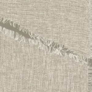 Beige textiele Elitis Ceres Hera VP 1010-81 wandbekleding met grove, geweven structuur en rafelige naden.