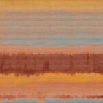 Abstracte wandbekleding Elitis Ceres Proserpine VP 1012 01 met horizontale strepen in warme aardetinten en blauwgrijs.
