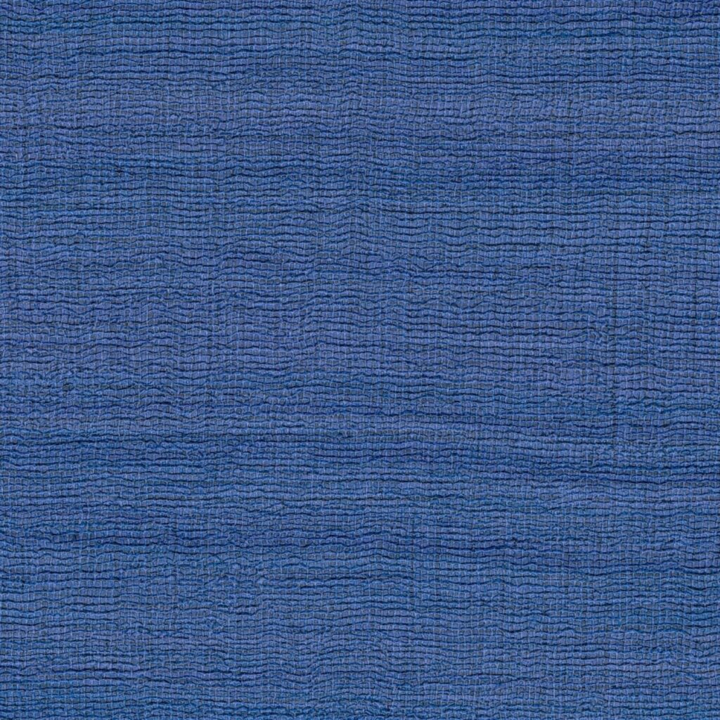 Blauw Elitis Ceres Rhea VP 1008-41 behang met een fijn geribbeld textuurpatroon.