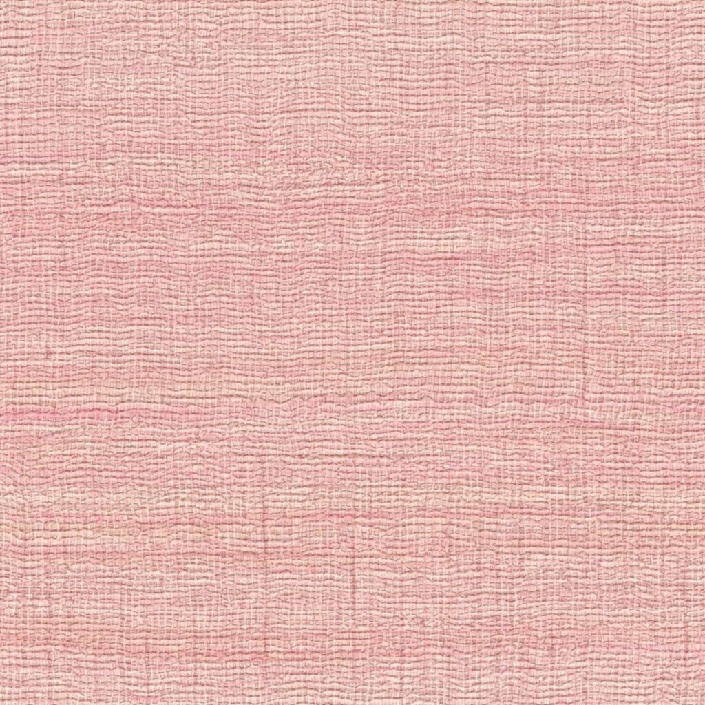 Roze structuurbehang met een fijn geweven textuur uit de Elitis Ceres Rhea VP 1008-50 collectie.