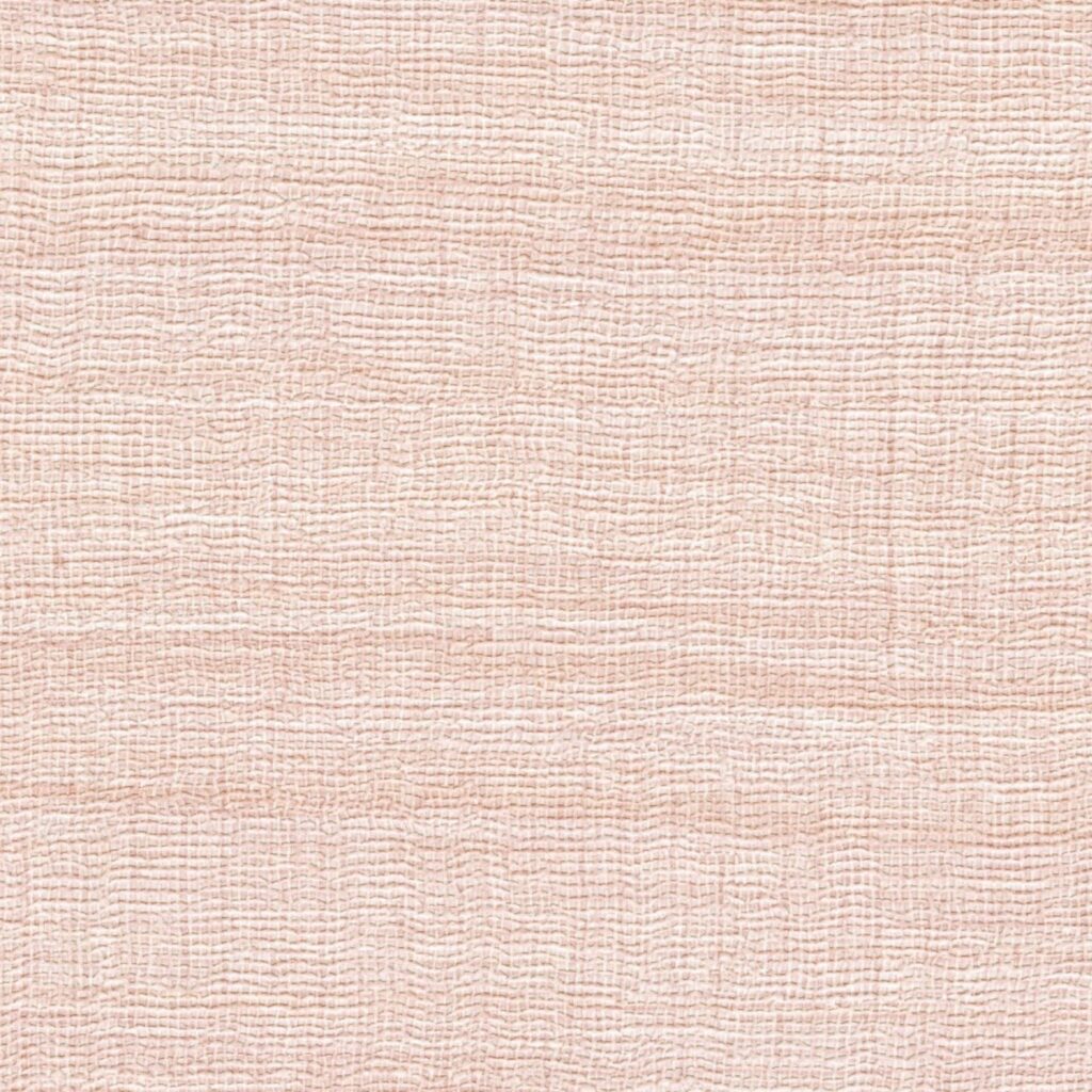 Lichtroze Elitis Ceres Rhea VP 1008 51 behang met een fijne, geweven textuur.