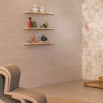 Moderne interieurhoek met Elitis Ceres Rhea VP 1008 behang, houten wandplanken en decoratieve objecten.