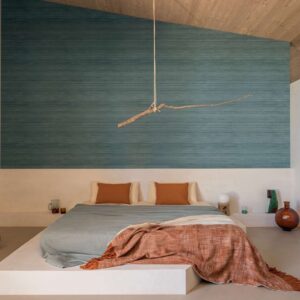 Sfeervolle slaapkamer met Elitis Ceres Rhea VP 1008 wandbekleding, aardetinten en minimalistische decoratie.