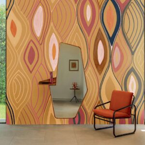 Interieur met Elitis Cordes Sensibles x Véronique de Soultrait Arabesque behang in warme tonen, een designstoel en een asymmetrische spiegel.