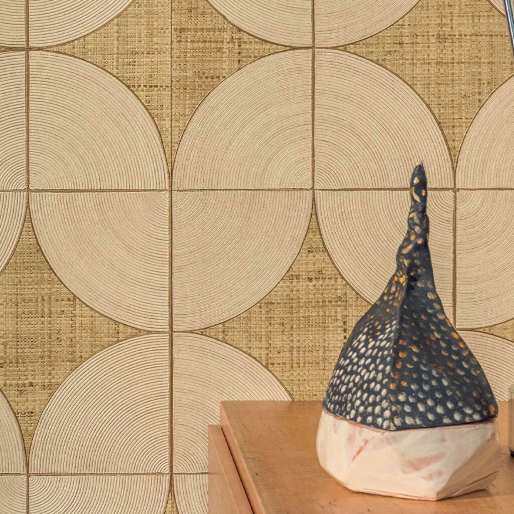 Decoratieve wandbekleding uit de Elitis Cordes Sensibles collectie met geometrisch patroon en een sculptuur op een houten oppervlak op de voorgrond.