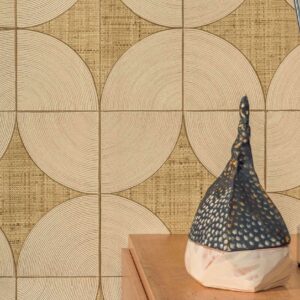 Decoratieve wandbekleding uit de Elitis Cordes Sensibles collectie met geometrisch patroon en een sculptuur op een houten oppervlak op de voorgrond.