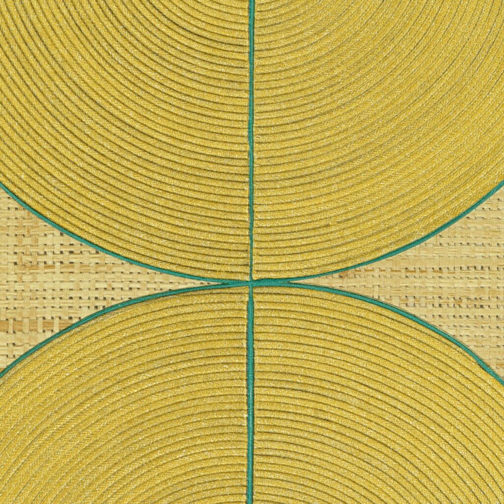 Detail van het wandpaneel ‘Cordes Sensibles’ van Élitis x Véronique de Soultrait met gele ronde koordpatronen op een geweven achtergrond.