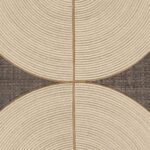 Textuurdetail van het Elitis Cordes Sensibles behang, ontwerp ‘Courbes’ van Véronique de Soultrait, met gebogen patronen van gevlochten touw op een donker textiele achtergrond.