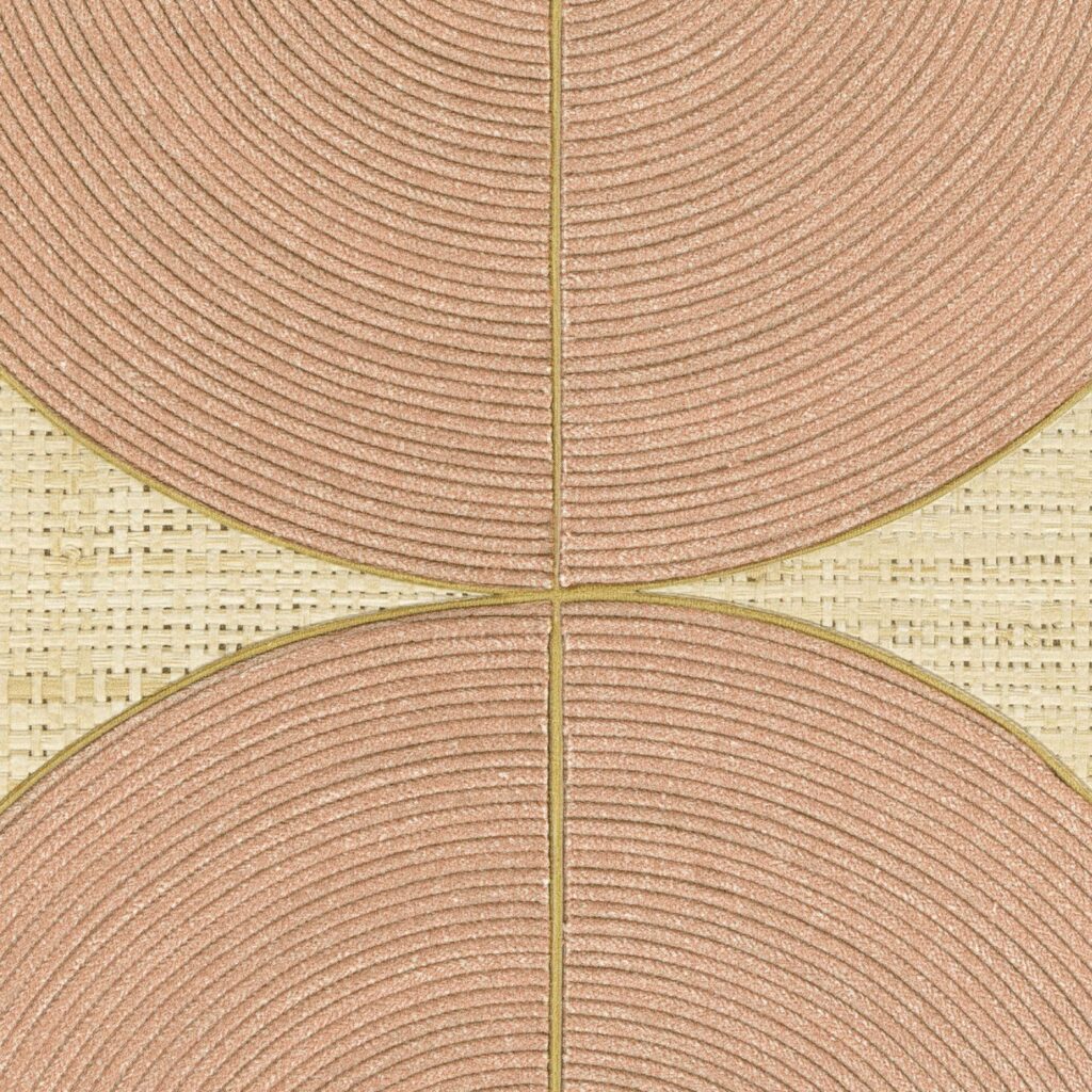 Detail van het Elitis Cordes Sensibles behangontwerp met roze koordpatronen in halve cirkels op een geweven beige achtergrond.