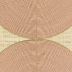 Detail van het Elitis Cordes Sensibles behangontwerp met roze koordpatronen in halve cirkels op een geweven beige achtergrond.