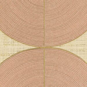 Detail van het Elitis Cordes Sensibles behangontwerp met roze koordpatronen in halve cirkels op een geweven beige achtergrond.