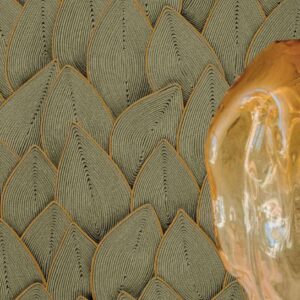 Detail van het textielontwerp 'Jonchée VP 993 60' uit de Elitis Cordes Sensibles collectie van Véronique de Soultrait, met een bladachtig reliëfpatroon en een transparant amberkleurig object op de voorgrond.