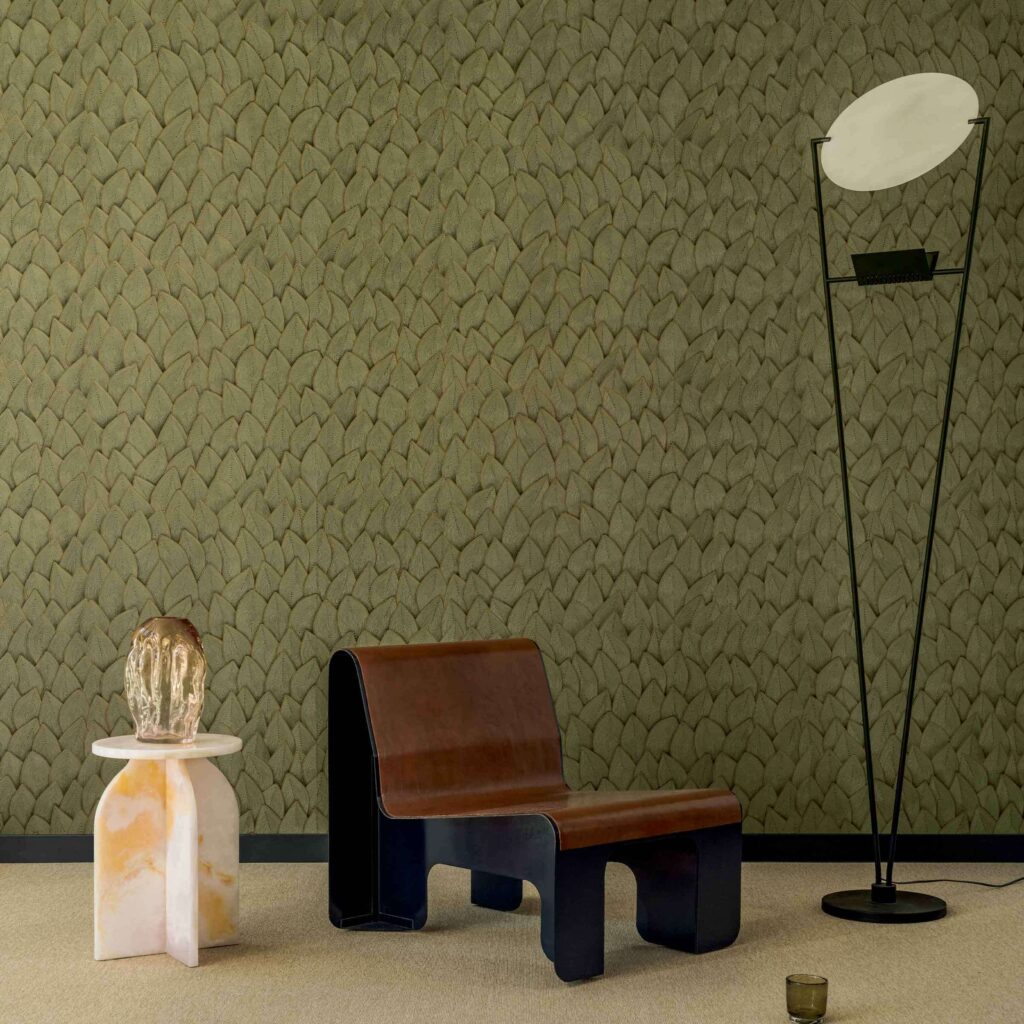 Stijlvolle interieurhoek met Elitis Cordes Sensibles Jonchée behang, designstoel, marmeren bijzettafel en moderne vloerlamp.