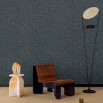 Moderne interieurinrichting met Elitis Cordes Sensibles x Véronique de Soultrait Jonchée VP 993 80 behang, designstoel, marmeren bijzettafel en sculpturale vloerlamp.