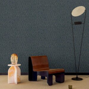 Moderne interieurinrichting met Elitis Cordes Sensibles x Véronique de Soultrait Jonchée VP 993 80 behang, designstoel, marmeren bijzettafel en sculpturale vloerlamp.