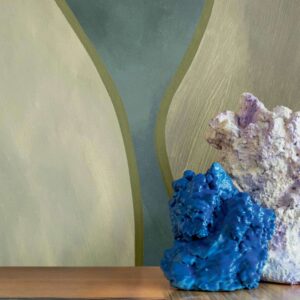Kunstobjecten in blauw en lila voor een abstracte Elitis Cordes Sensibles X Véronique de Soultrait wandbekleding met organische vormen.