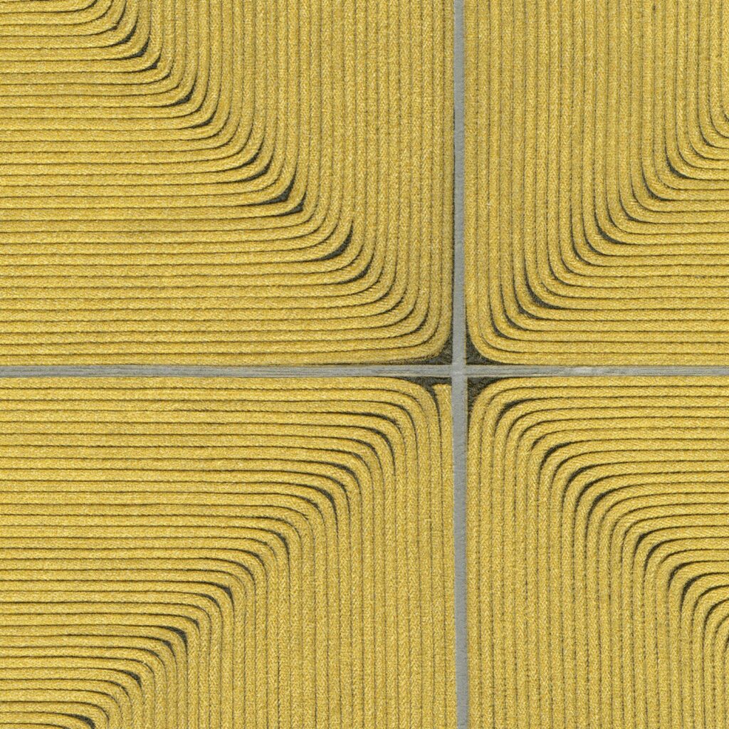 Detail van het textielontwerp "Sillage VP 997 20" uit de Elitis Cordes Sensibles collectie van Véronique de Soultrait, met gele touwen in grafisch vierkant patroon.