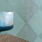 Detail van Elitis Cordes Sensibles wandbekleding met geometrisch koordpatroon in groenblauw, naast een keramische schaal.