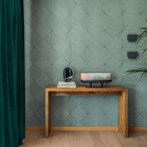 Houten console tegen een geometrisch patroonbehang uit de Elitis Cordes Sensibles collectie met decoratieve objecten en kunstboek.