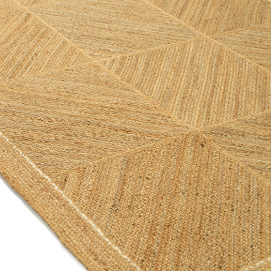 Detailopname van het Elitis Coyoacan vloerkleed met een geometrisch patroon in natuurlijke jute tinten.