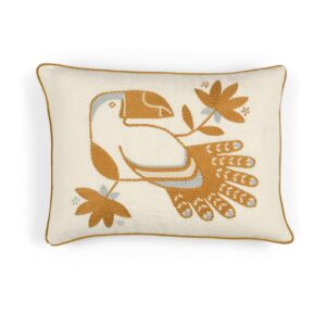 Decoratief Elitis Cristobal kussen met een geborduurde afbeelding van een gestileerde vogel en bladeren in okergeel en grijs op een crèmekleurige achtergrond.