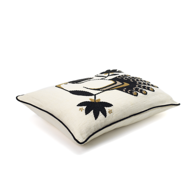 Decoratief Elitis Cristobal kussen in crème met zwart en goud geborduurd ontwerp van een gestileerde hand en bladeren.