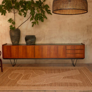 Interieur in warme aardetinten met het Elitis Diego et Frida TA 128 05 04 vloerkleed voor een houten dressoir en grote plant.