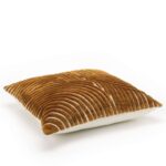 Decoratief Elitis Edmond CO 262 25 01 kussen met een goudbruine velvet textuur en gebogen patroon op een lichte achtergrond, zijaanzicht.