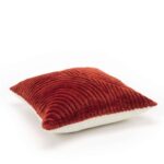 Zijkant van het Elitis Edmond CO 262 37 01 kussen met een rood fluwelen patroon en witte onderzijde.