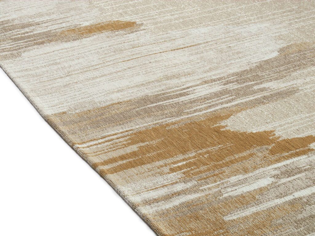 Detail van het Elitis Emile TA 135 17 02 vloerkleed met een abstract patroon in beige, taupe en okergeel.