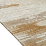 Detail van het Elitis Emile TA 135 17 02 vloerkleed met een abstract patroon in beige, taupe en okergeel.