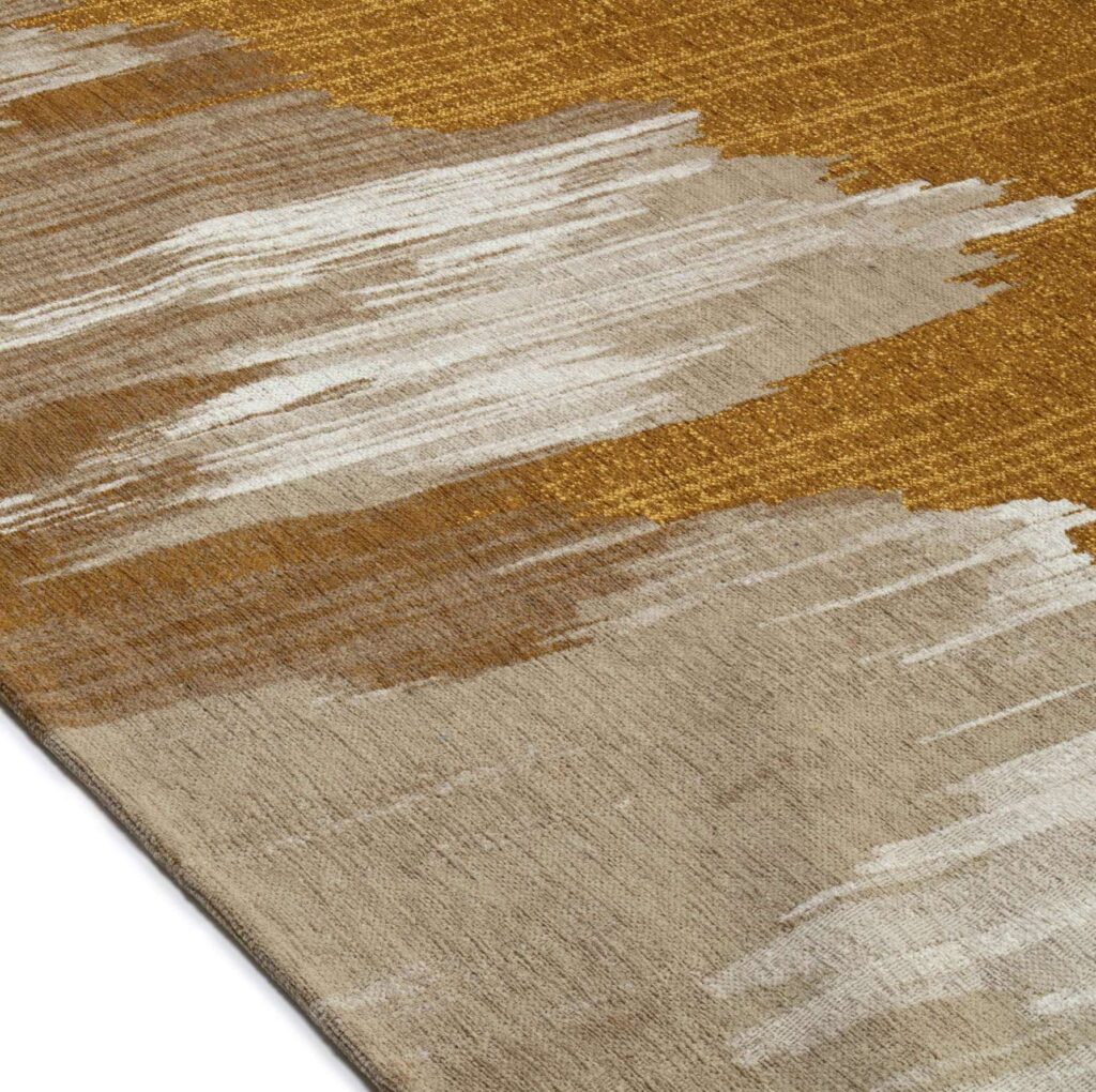 Detail van het Elitis Emile TA 135 25 02 vloerkleed met abstract patroon in beige, bruin en goudgele tinten.
