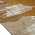 Detail van het Elitis Emile TA 135 25 02 vloerkleed met abstract patroon in beige, bruin en goudgele tinten.