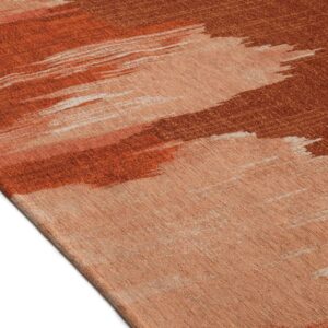 Detail van het Elitis Emile TA 135 34 02 tapijt met een abstract patroon in rood- en aardetinten.
