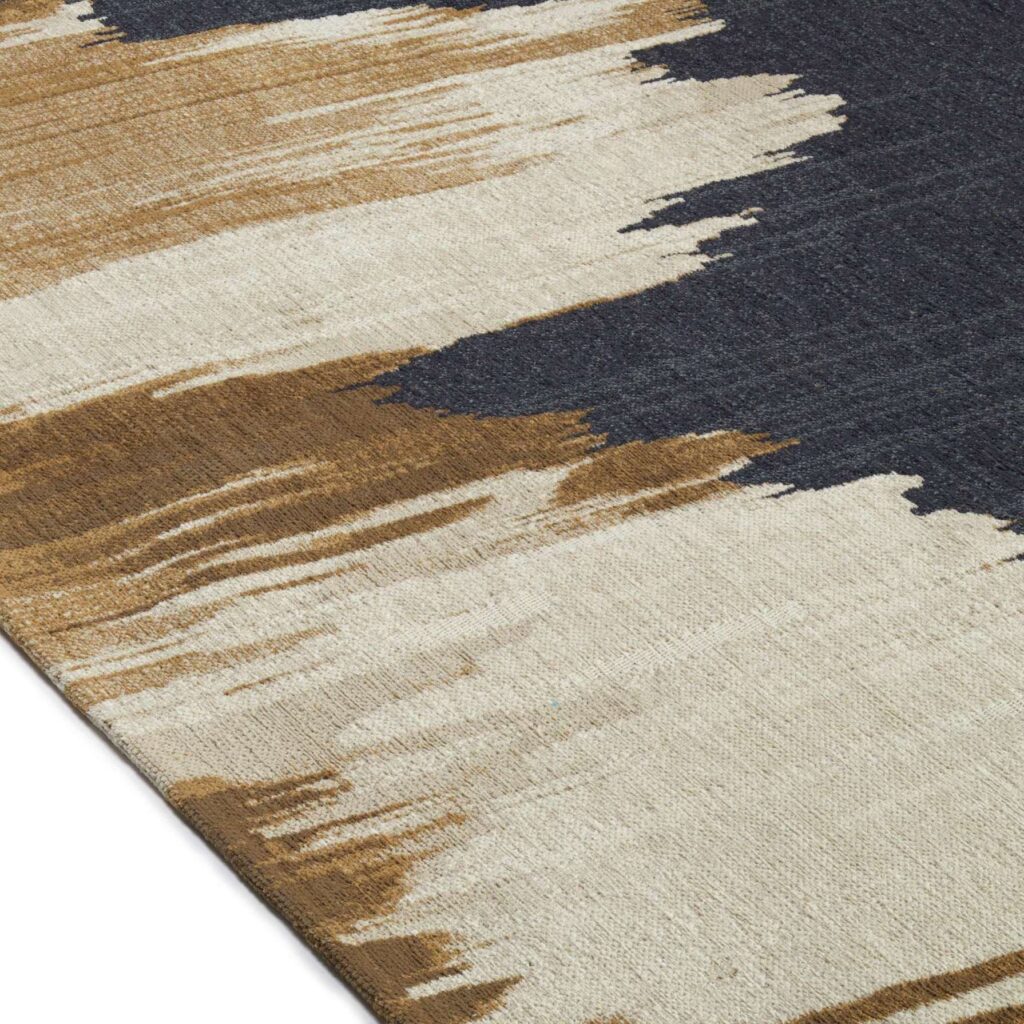 Detail van het Elitis Emile TA 135 82 02 vloerkleed met abstract patroon in beige, bruin en donkergrijs.