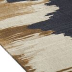 Detail van het Elitis Emile TA 135 82 02 vloerkleed met abstract patroon in beige, bruin en donkergrijs.
