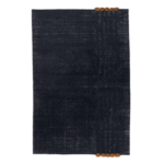 Donkerblauw Elitis Ernest TA 132 81 02 vloerkleed met verticale ribbels en bruine pompons aan beide uiteinden.