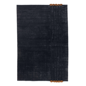 Donkerblauw Elitis Ernest TA 132 81 02 vloerkleed met verticale ribbels en bruine pompons aan beide uiteinden.