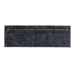 Donkerblauwe Elitis Ernest TA 132 81 06 vloerkleed loper met een horizontale okerkleurige lijn en accenten.