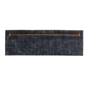 Donkerblauwe Elitis Ernest TA 132 81 06 vloerkleed loper met een horizontale okerkleurige lijn en accenten.